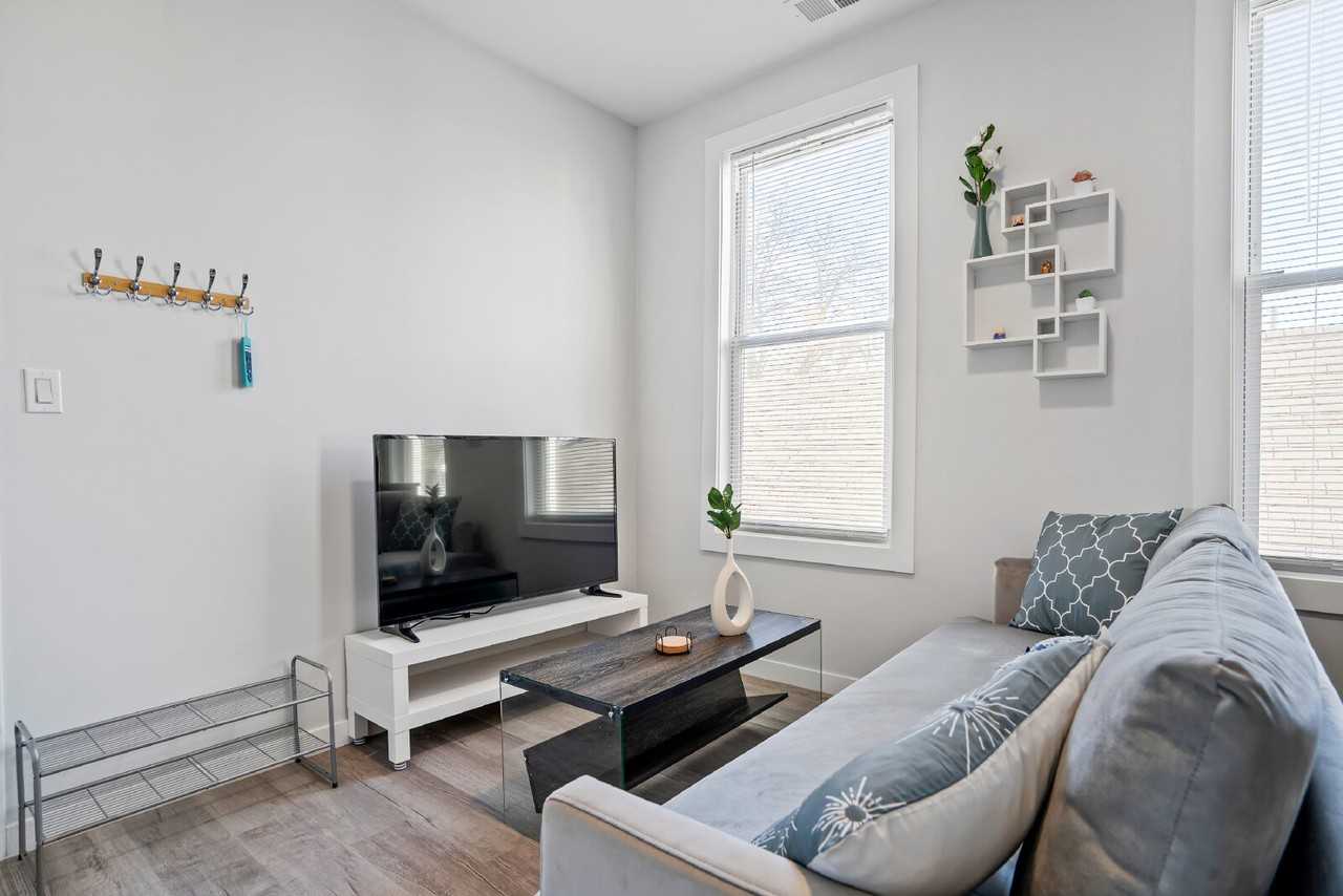1226 W 31st Pl #3R - Photo 2 of 30