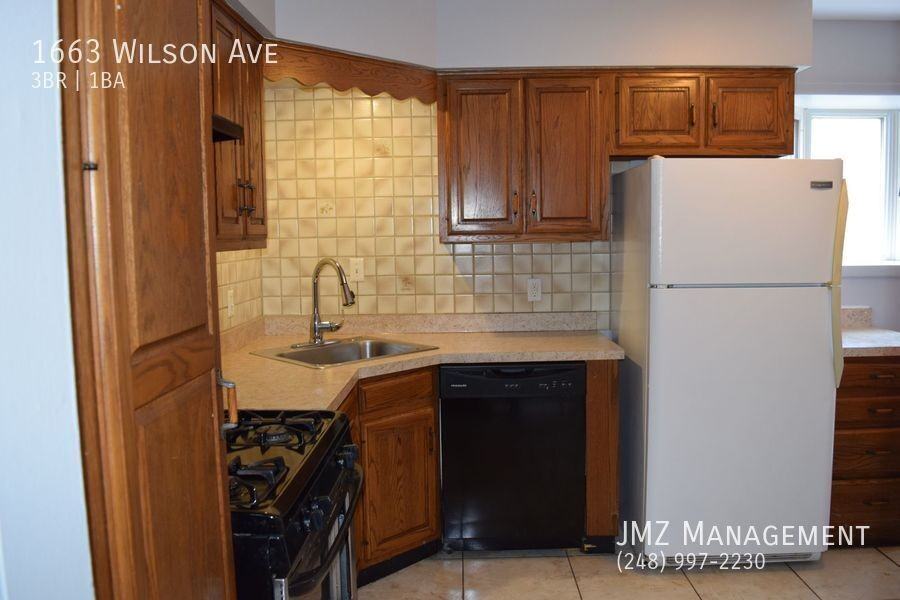 1663 Wilson Ave - Photo 4 of 19