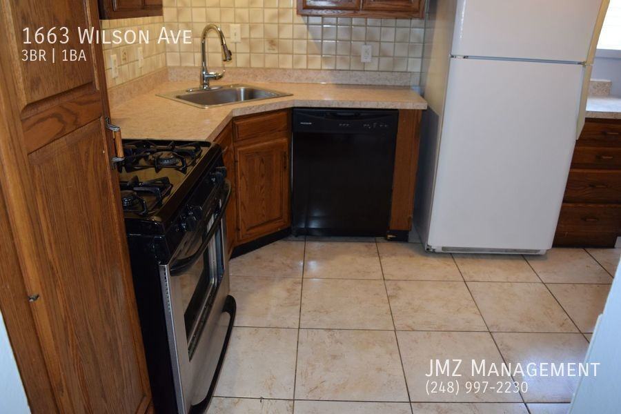 1663 Wilson Ave - Photo 5 of 19