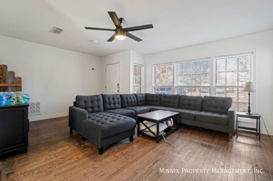 2511 28th St - Photo 2 of 15