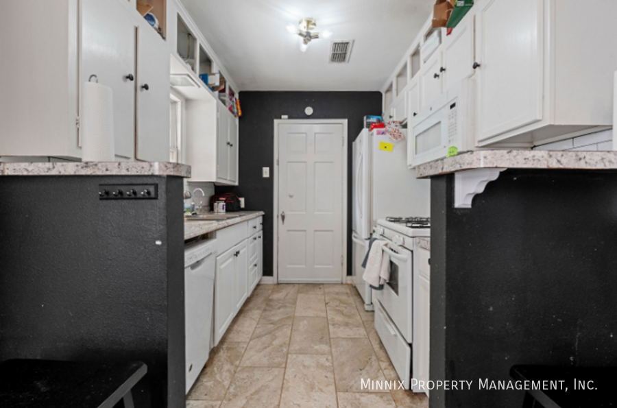 2511 28th St - Photo 4 of 15