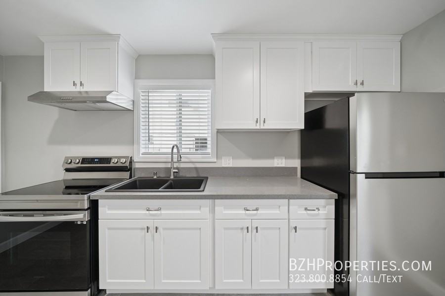 1545 W 23rd St - Photo 2 of 11