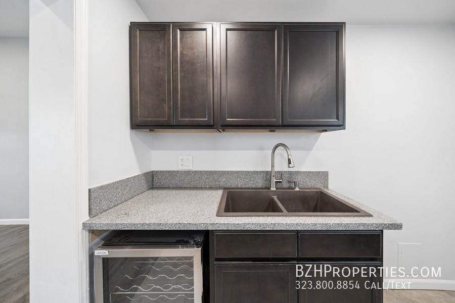 1543 W 23rd St - Photo 3 of 21