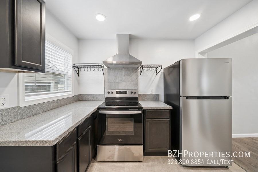 1543 W 23rd St - Photo 4 of 21