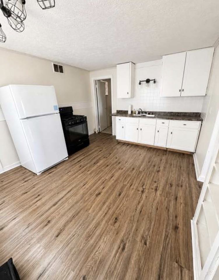 532 E Adams St #NA - Photo 4 of 11