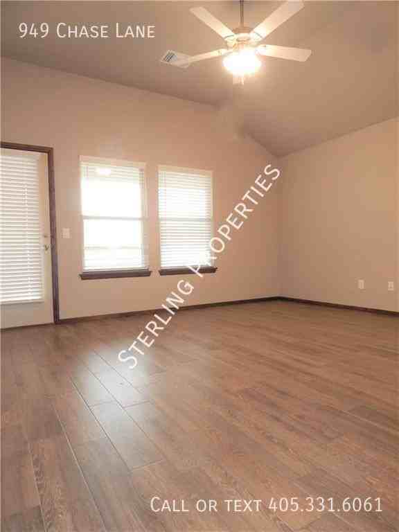 949 Chase Ln - Photo 2 of 33