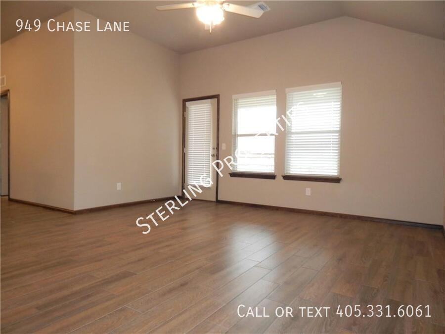 949 Chase Ln - Photo 3 of 33