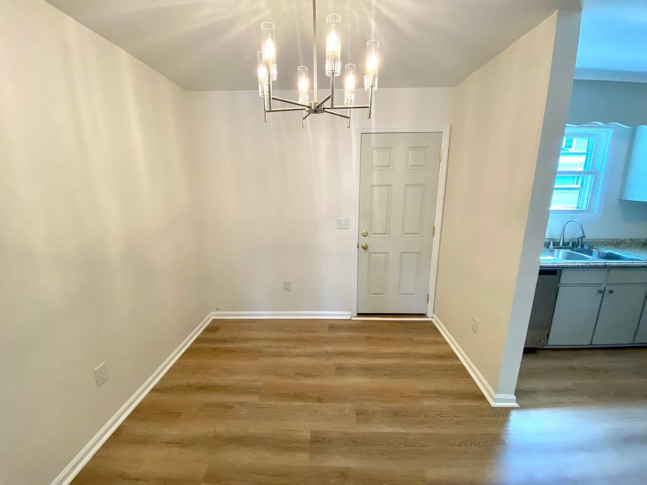 102 Picadilly Sq - Photo 4 of 13