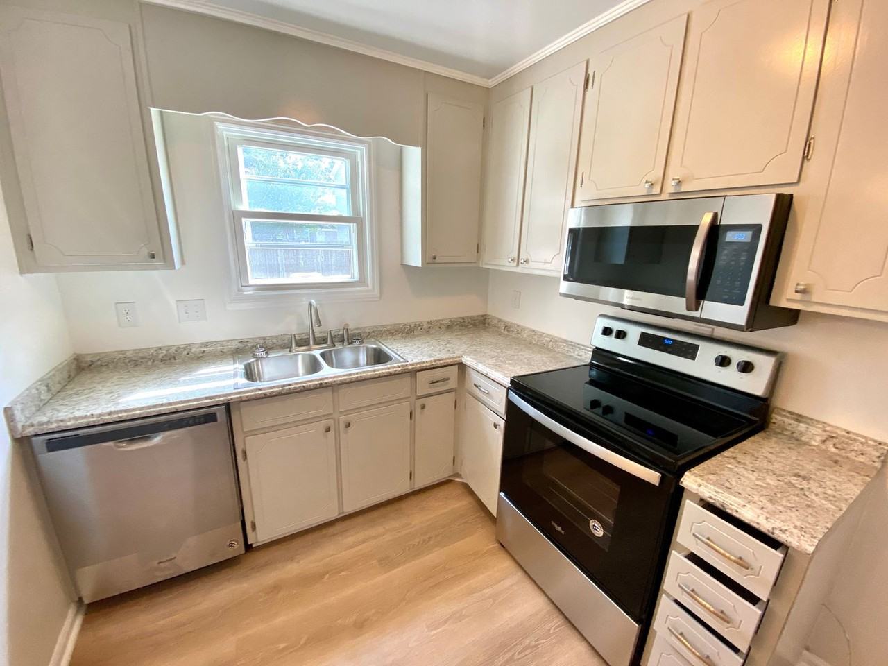 102 Picadilly Sq - Photo 5 of 13