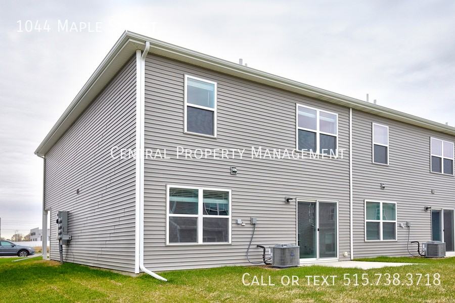 1044 Maple St - Photo 2 of 25