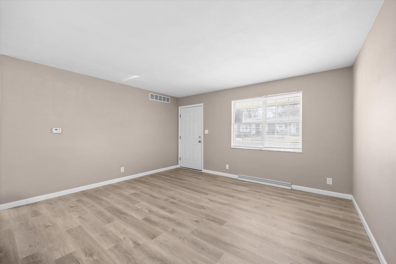 15 Manor Dr #1 - Photo 4 of 12