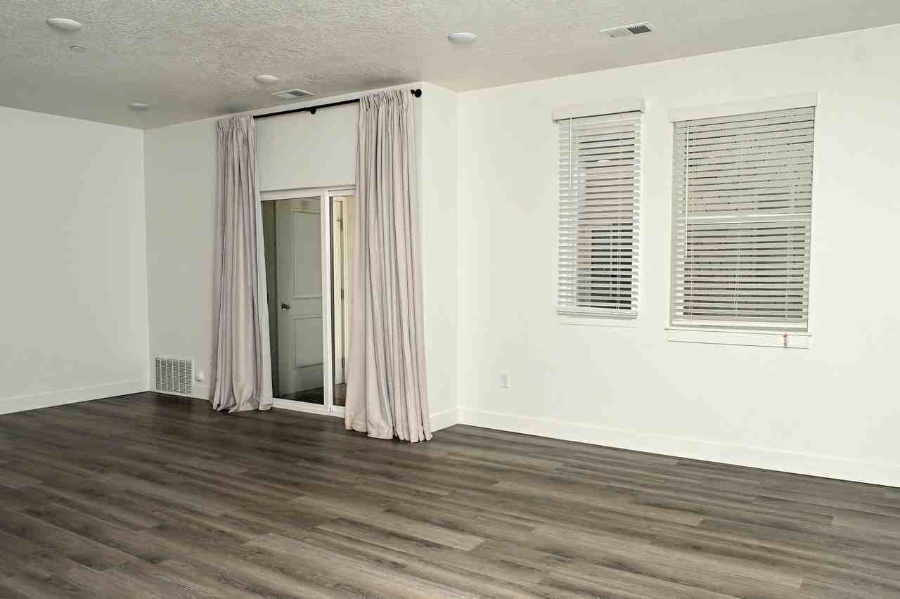 460 W 15 South - 1 G101 - Photo 7 of 19