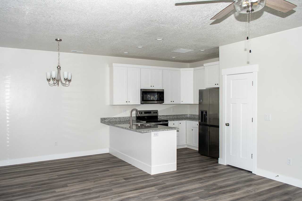 382 N 100 W - Photo 6 of 25