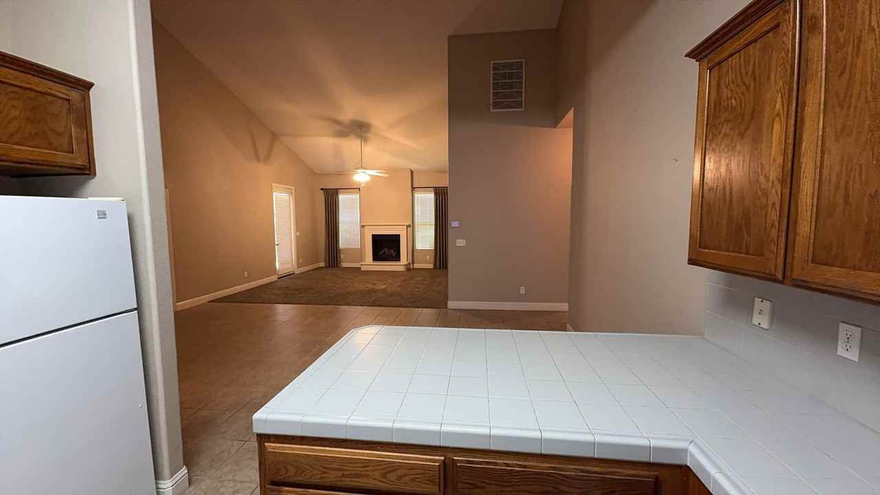2143 S Church Ave - Photo 2 of 11