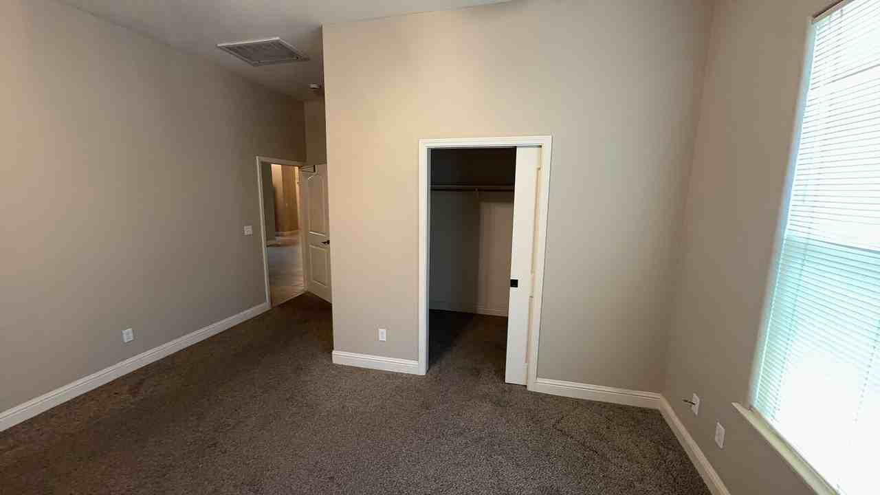 2143 S Church Ave - Photo 4 of 11