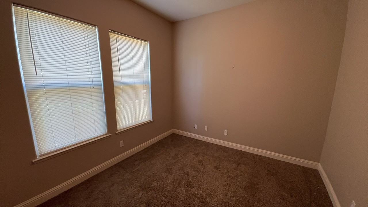 2143 S Church Ave - Photo 7 of 11