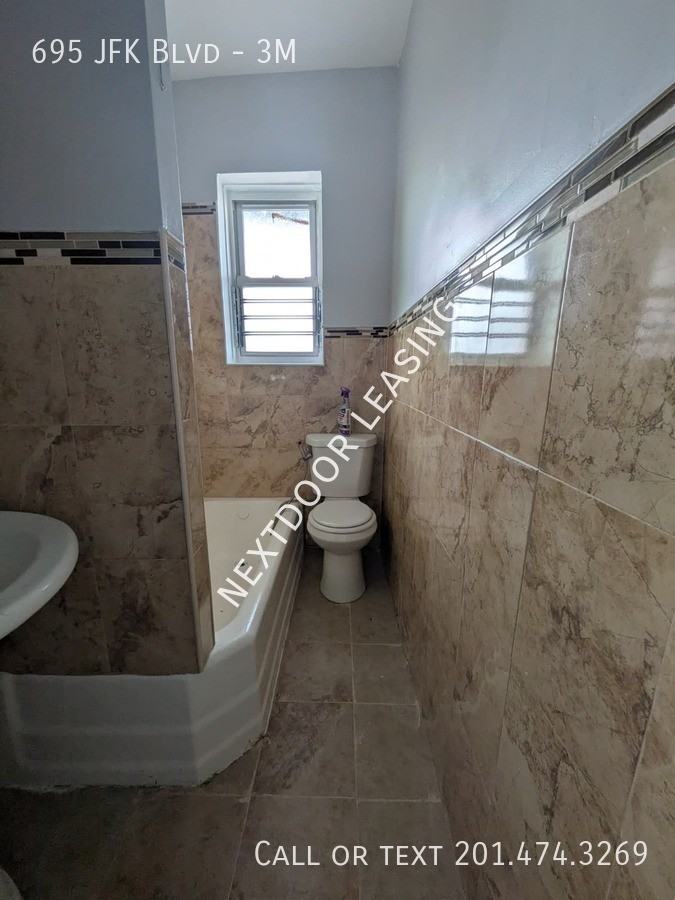 695 Kennedy Blvd #3M - Photo 3 of 8