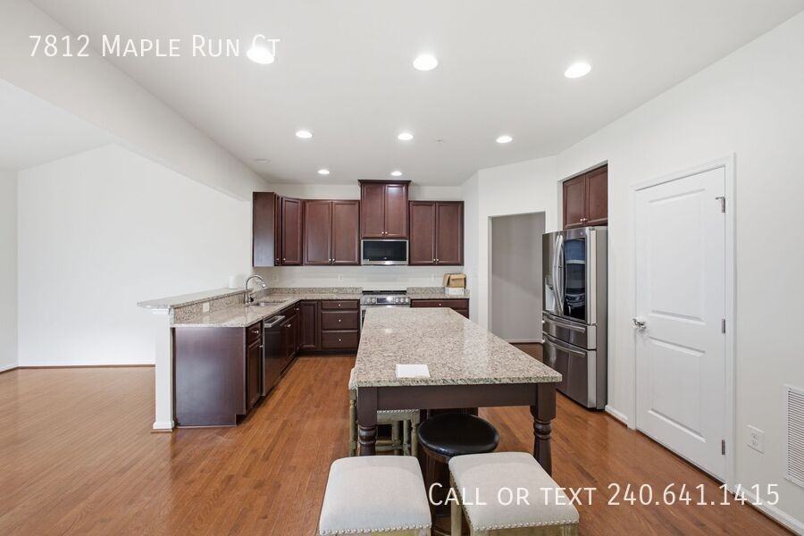 7812 Maple Run Ct - Photo 3 of 37