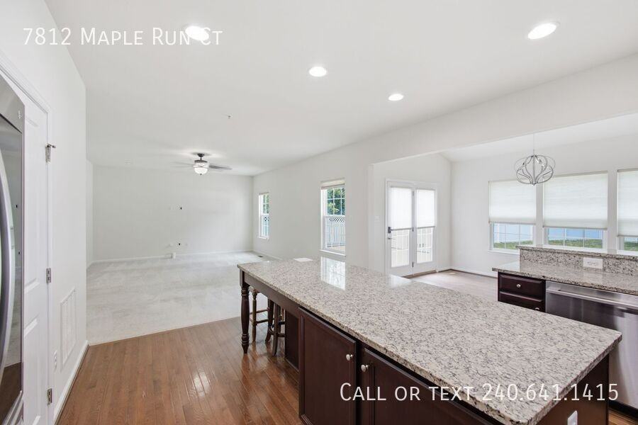 7812 Maple Run Ct - Photo 4 of 37
