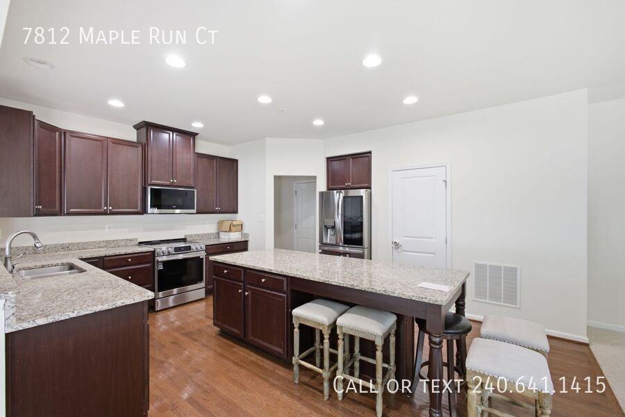 7812 Maple Run Ct - Photo 5 of 37