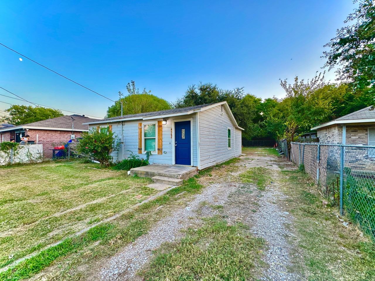 4562 Mexicana Rd - Photo 2 of 13