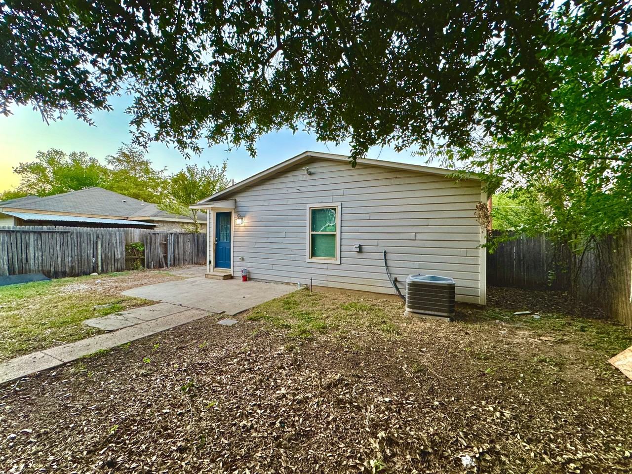 4562 Mexicana Rd - Photo 3 of 13