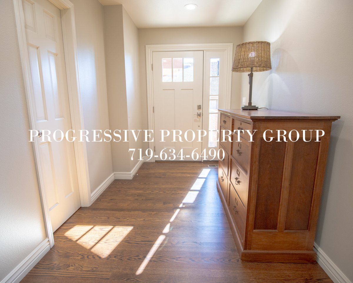 1120 Hill Cir - Photo 4 of 27