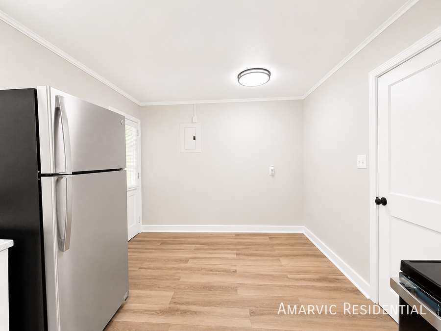 1107 College St #B - Photo 3 of 11