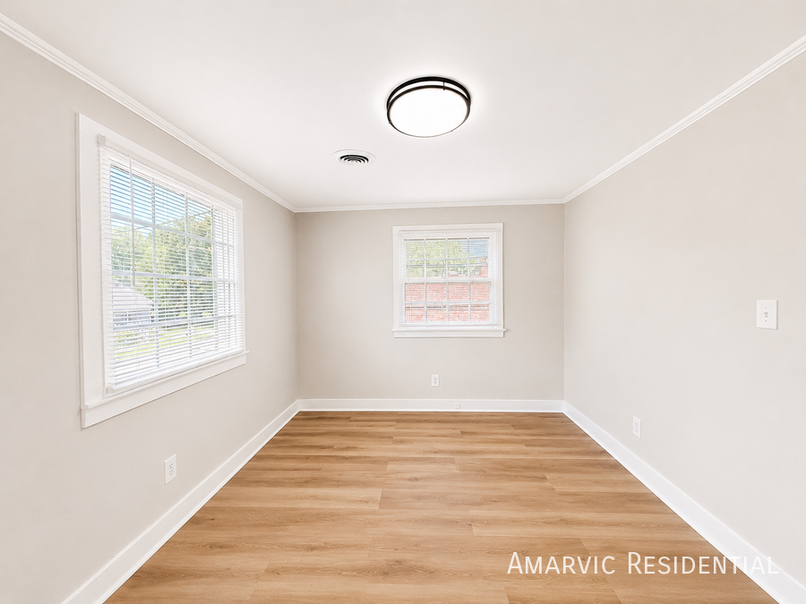 1107 College St #B - Photo 6 of 11