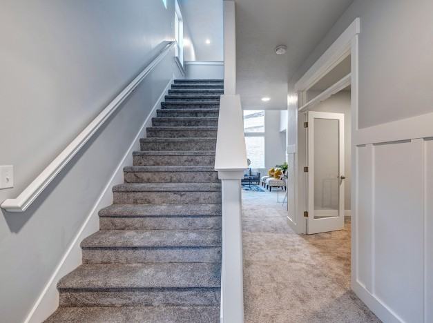586 N Hill View Dr - Photo 2 of 12
