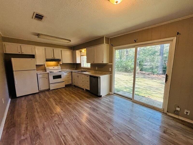130 E Woodcrest Dr - Photo 2 of 14