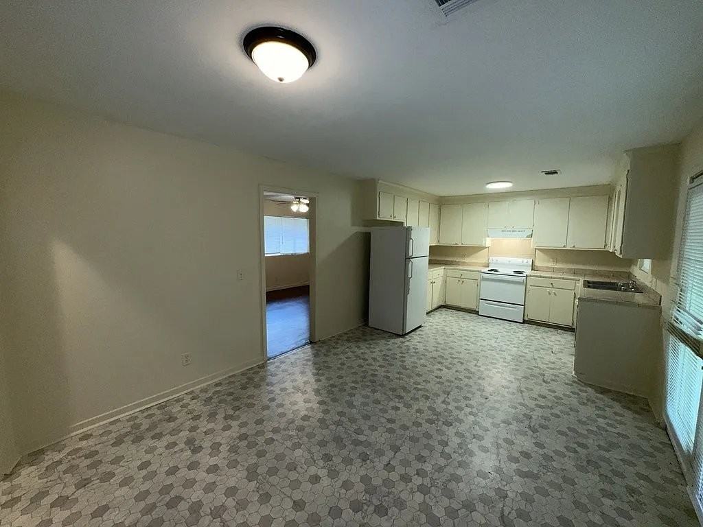 1444 Maria Dr - Photo 4 of 9