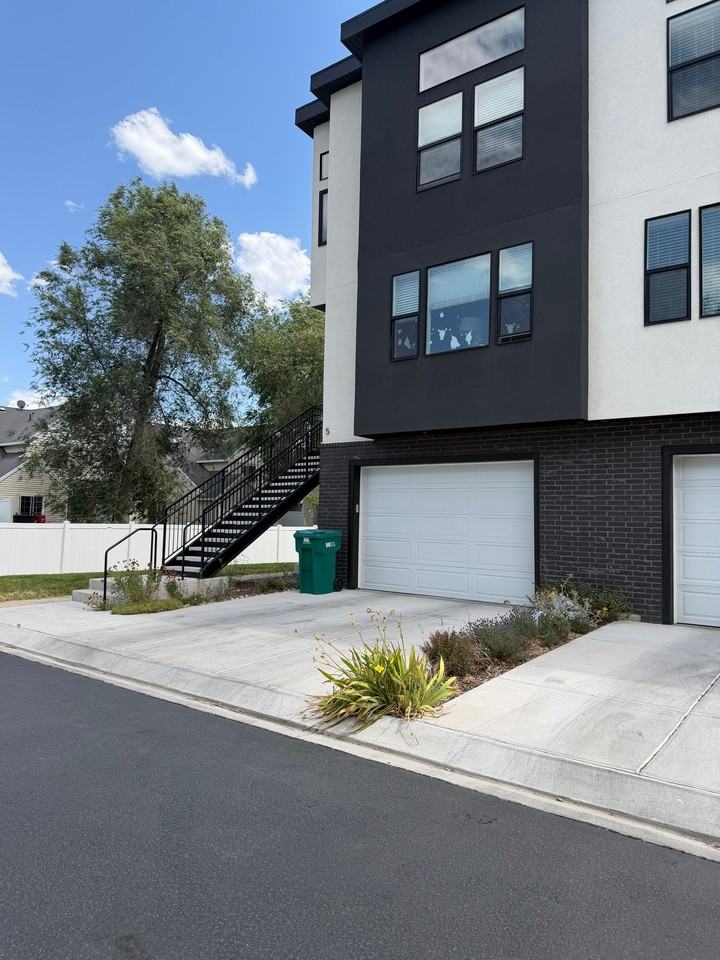 960 N Angel St #5 - Photo 2 of 21