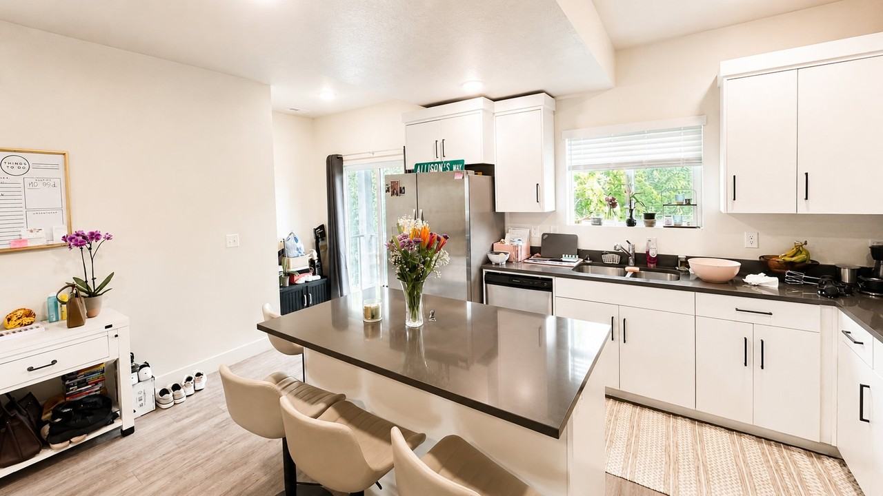 960 N Angel St #5 - Photo 5 of 21