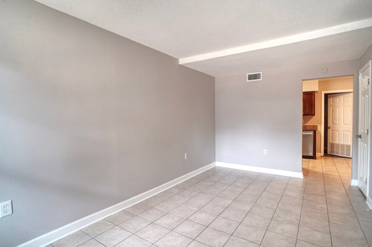 123A Alabama Ave Nw #A - Photo 5 of 12