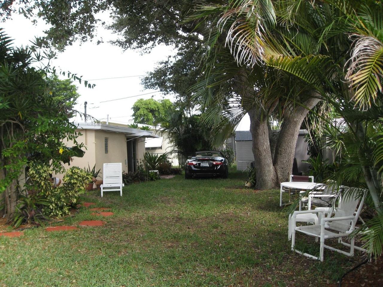1566 Ne 45th St #D - Photo 7 of 11