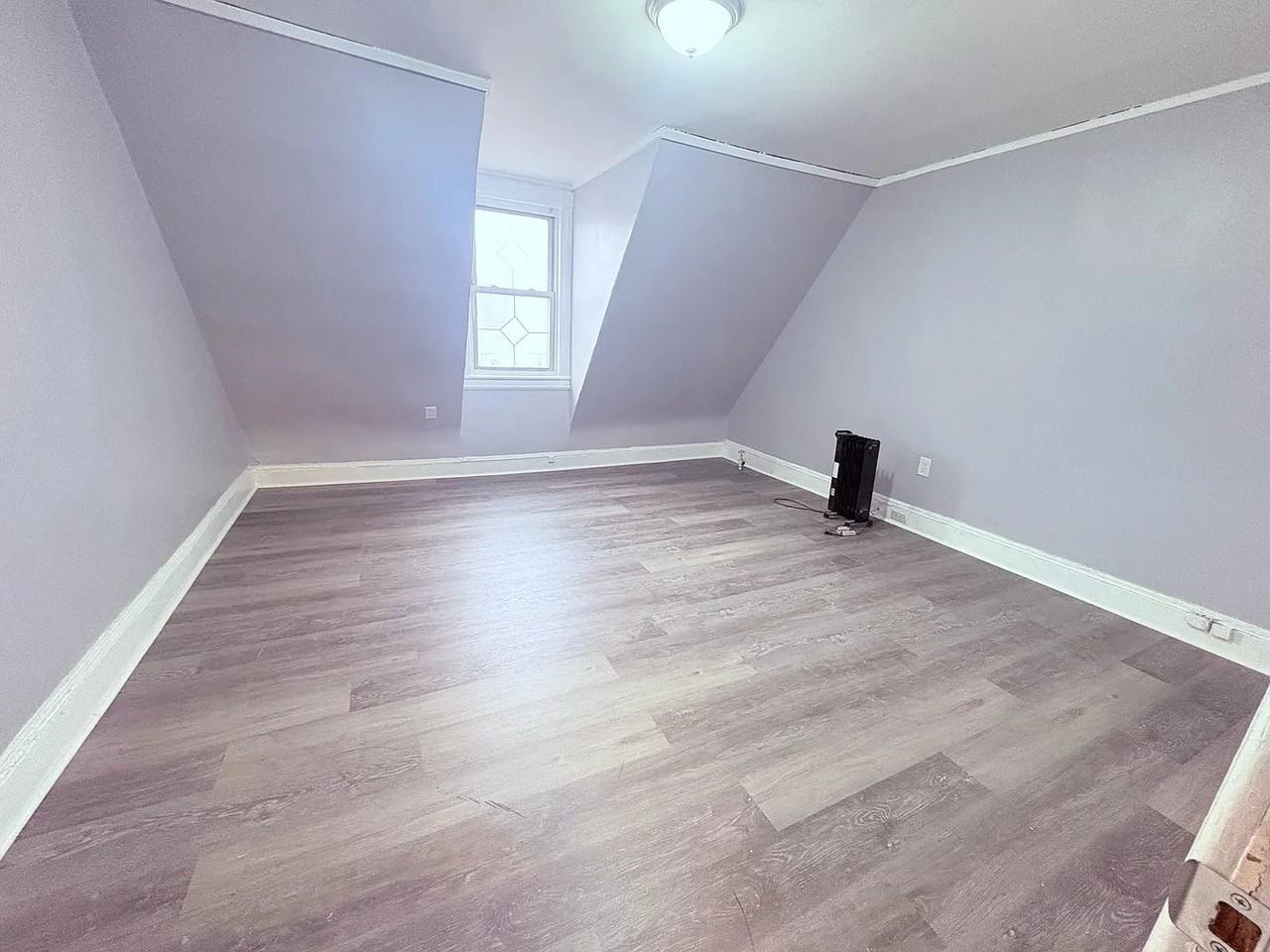 565 E 26th St #3 - Photo 3 of 4