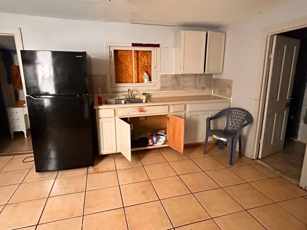 1219 Yates St - Photo 3 of 6