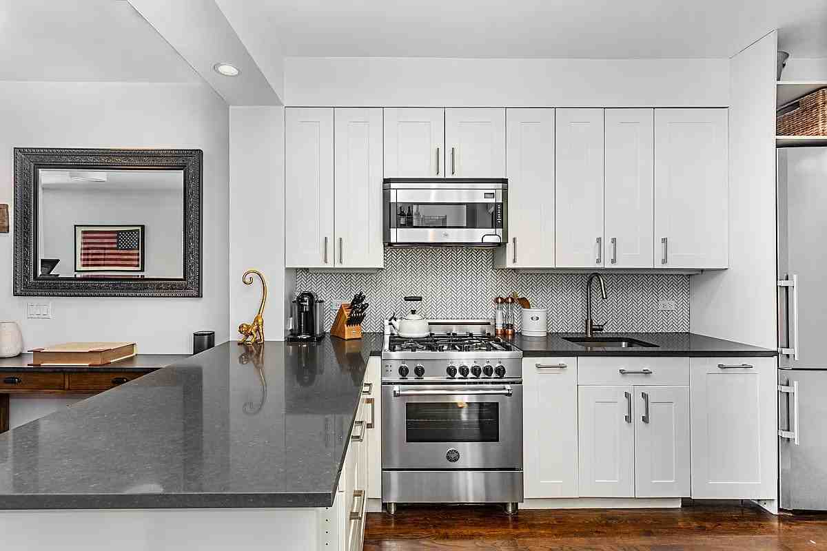236 E 6th St #2W - Photo 4 of 6