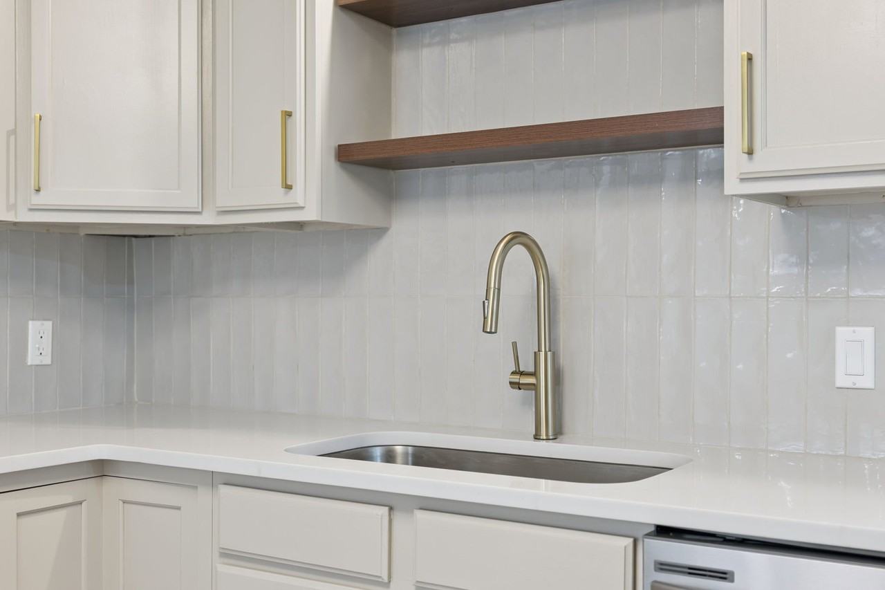 811 W Wisconsin Ave - Photo 4 of 16