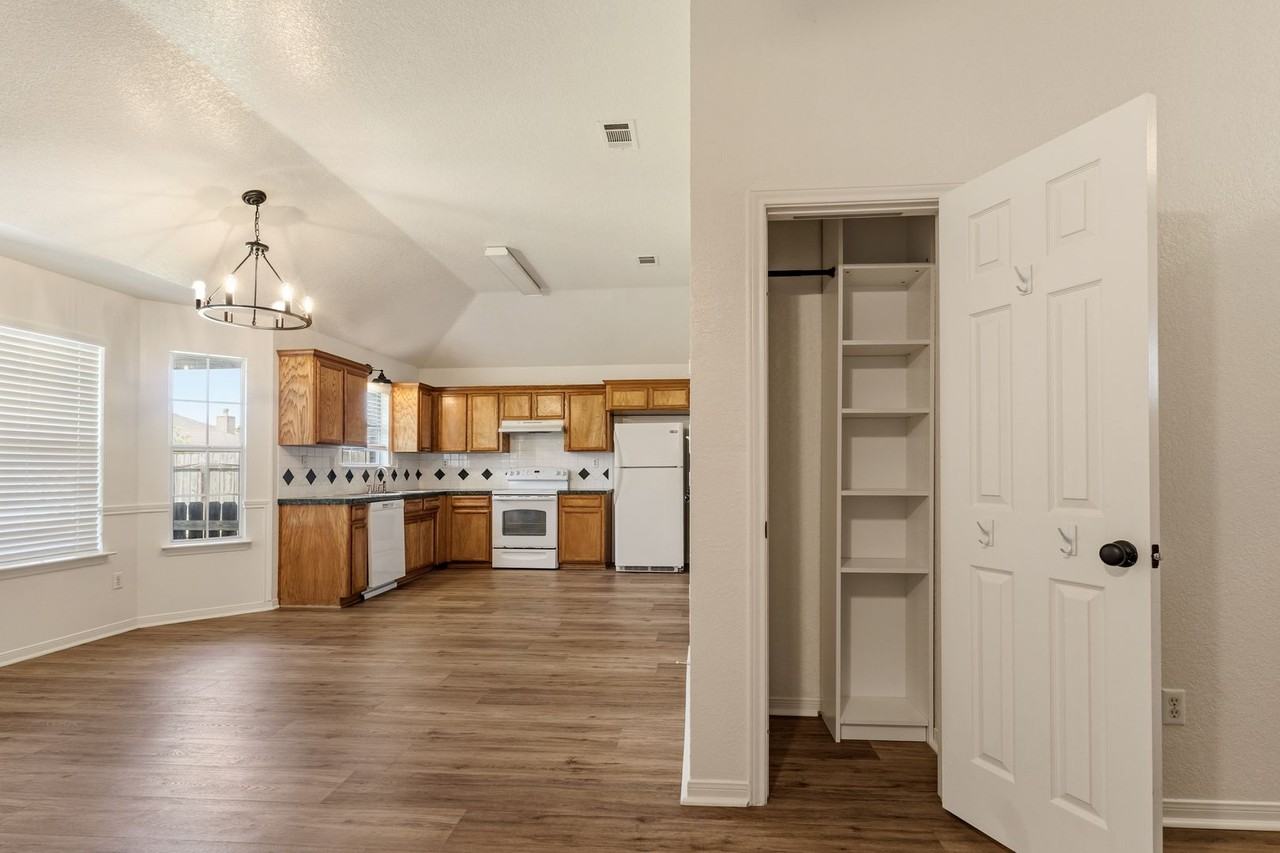 2304 Sandstone Dr - Photo 5 of 24