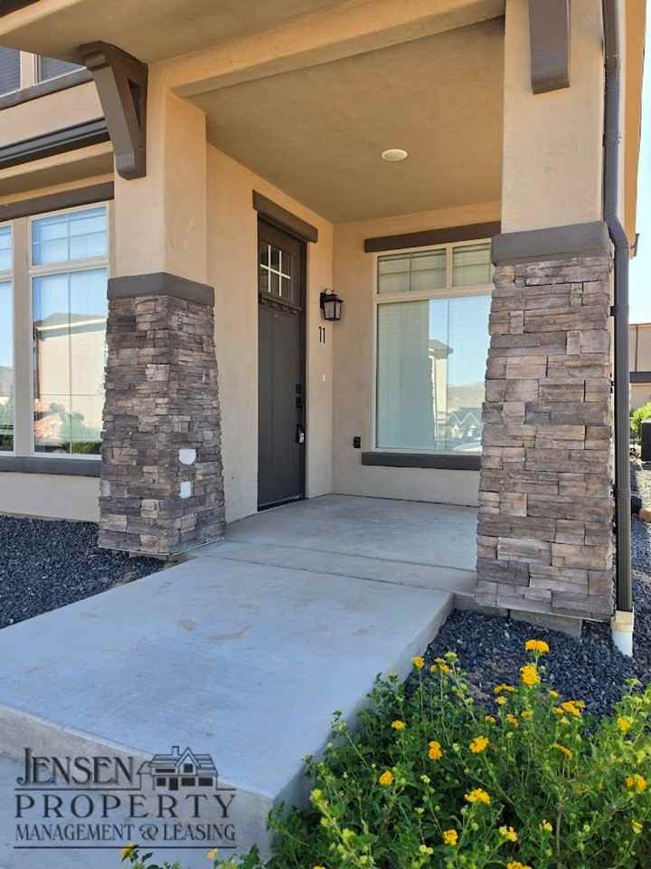 687 S Guy Ln - Photo 3 of 32