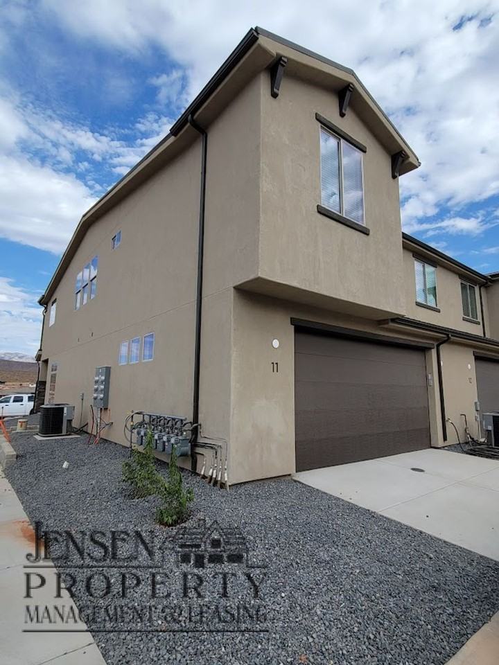 687 S Guy Ln - Photo 6 of 32