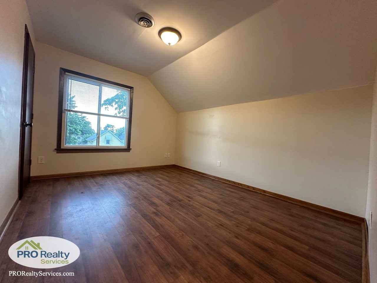 640 Charles Ave - Photo 7 of 20