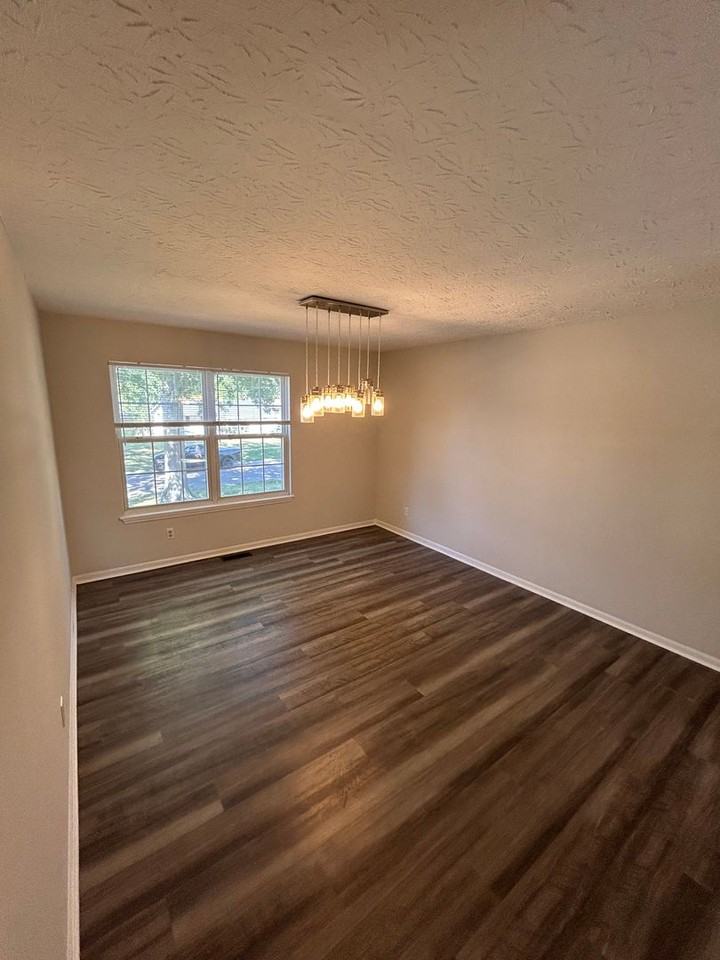 562 Covedale Ave - Photo 6 of 8