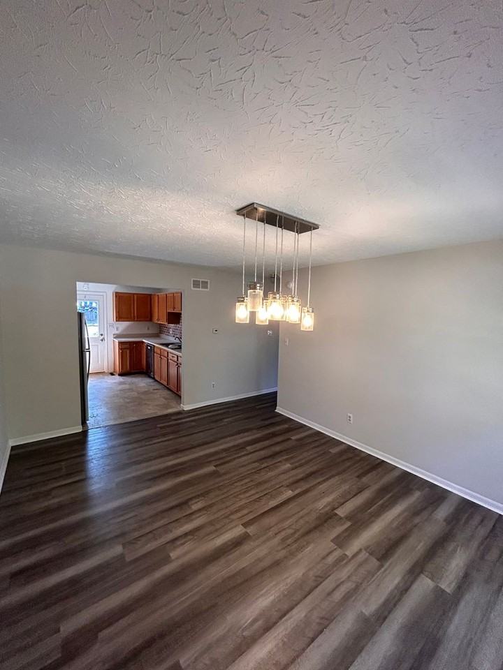 562 Covedale Ave - Photo 7 of 8