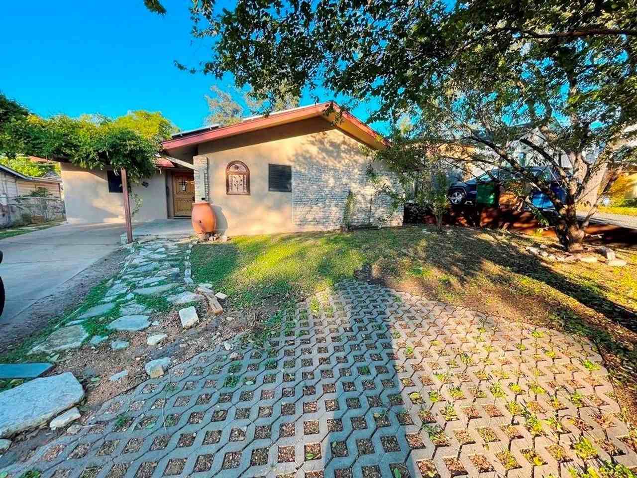 300 El Paso St - Photo 2 of 34