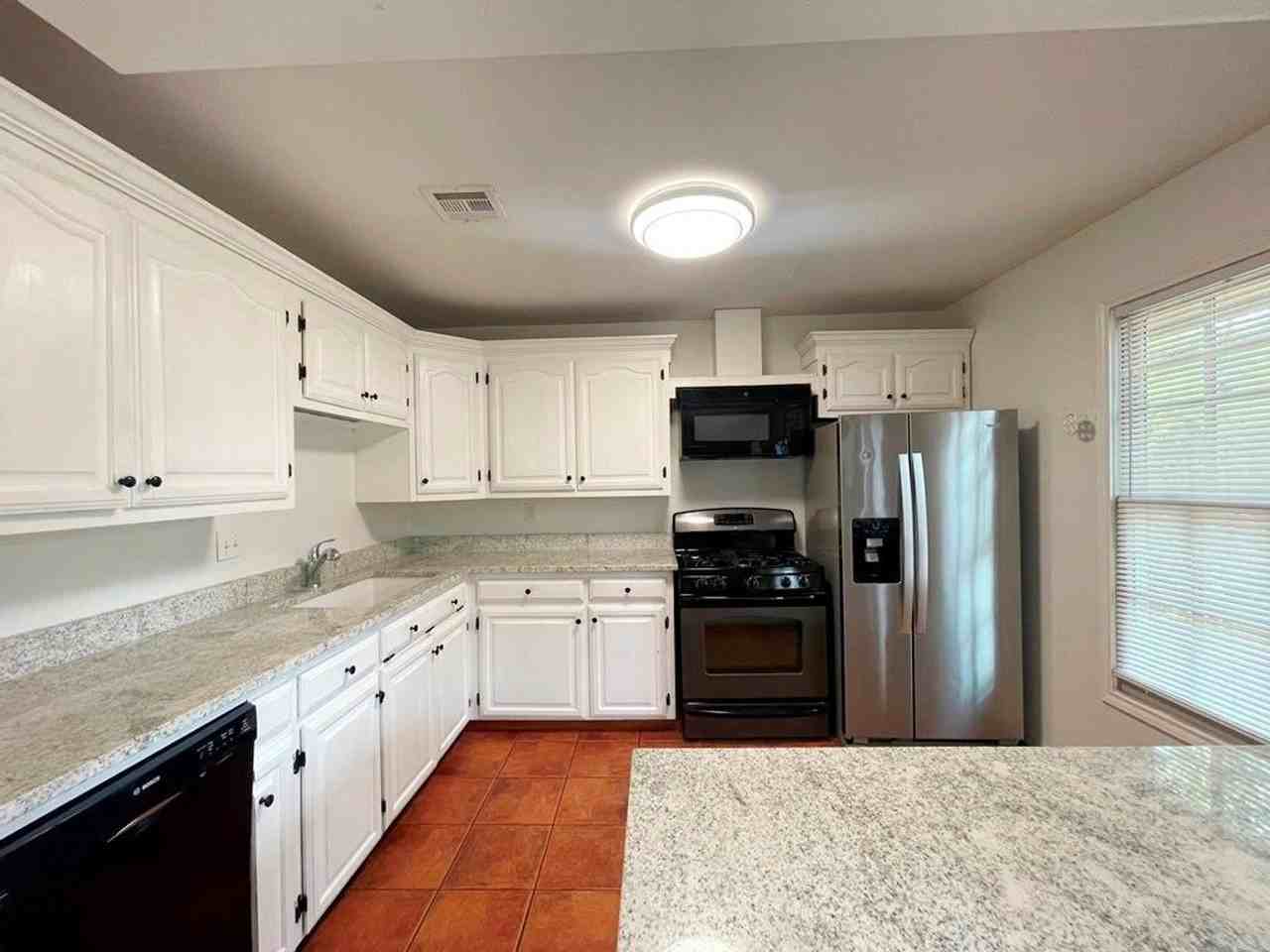 300 El Paso St - Photo 4 of 34