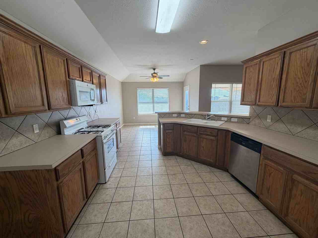 411 S Pointe Ln - Photo 5 of 19