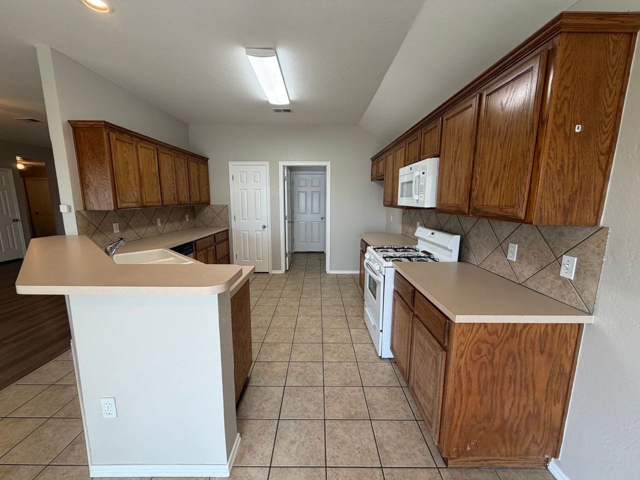 411 S Pointe Ln - Photo 6 of 19